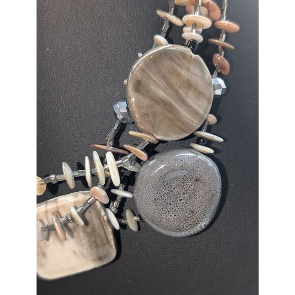 Cg Chunky Multi-Strand Ceramic Shell Bead 17.5"-20" Necklace - Picture 8 of 10